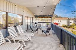 Comfortable inviting home with great deck 2 blocks to the beach - Image 4