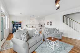 Oceanview home with WiFi washer dryer gas fireplace balcony - Image 4