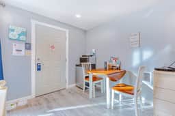 Coastal room near the beach and downtown dog friendly - Image 3