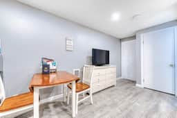 Coastal room near the beach and downtown dog friendly - Image 4