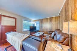 Dog Friendly Beach Escape with a Prime Seaside Location and Room for a Family - Image 5