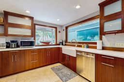 Cozy Depoe Bay retreat with ocean and beach access via trail - Image 2