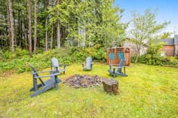 Cozy coastal retreat with deck grill firepit and WiFi walk to beach - Image 3