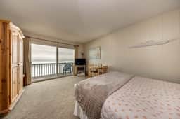Charming oceanfront studio with easy beach access and stunning ocean views - Image 2