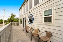Dog friendly home across street from beach with rooftop deck and views - Image 4