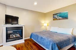 Dog Friendly Studio with Private Balcony Miles of Beach just Steps Away - Image 3