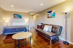 Dog Friendly Studio with Private Balcony Miles of Beach just Steps Away - Image 2
