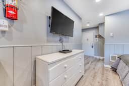 Dog Friendly Room with Full Kitchen Walk to the Beach and Downtown - Image 4