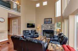 Dog Friendly Lakefront Vacation Home with Stunning Views and Spacious Deck - Image 3