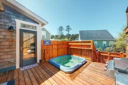 Dog Friendly Home with Private Hot Tub Free WiFi Decks and Gas Grill - Image 4