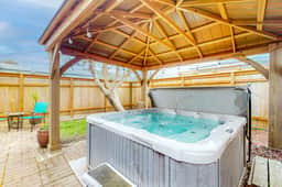 Dog Friendly Cottage with Private Hot Tub Close to Beach and Downtown - Image 2