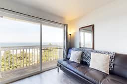 Dog Friendly Studio with Ocean Views WiFi Short Walk to the Beach - Image 4
