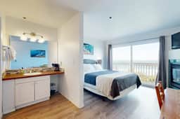Dog Friendly Studio with Ocean Views WiFi and Nearby Beach Access - Image 5