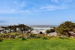 Dog Friendly Studio with Ocean Views WiFi and Nearby Beach Access - Image 4