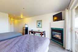 Dog Friendly Studio with Free WiFi Ocean Views and Easy Beach Access - Image 4