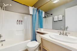 Dog Friendly Spacious Room Located Near the Beach and Downtown - Image 3