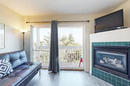 Dog Friendly Studio with Ocean Views and Balcony Close to the Beach - Image 4