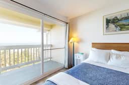Dog Friendly Studio Condo with Ocean Views WiFi Close to Everything - Image 5
