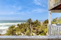 Dog Friendly Suite with Ocean Views Balcony Free WiFi and Nearby Beach Access - Image 2