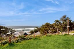 Dog Friendly Suite with Ocean Views Balcony Free WiFi and Nearby Beach Access - Image 3