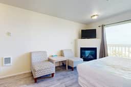 Dog Friendly Suite with Ocean Views Balcony Free WiFi and Nearby Beach Access - Image 4