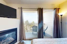 Dog Friendly Suite with Ocean Views Balcony Free WiFi and Nearby Beach Access - Image 5