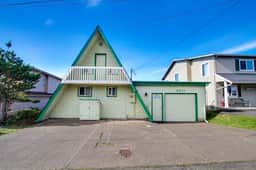 Dog friendly A frame cottage oceanfront with ocean views and two blocks from beach - Image 4