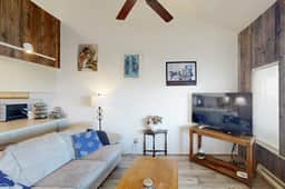 Dog Friendly Waterfront Loft with Seawall and Ocean Views One Block to Harbor - Image 2