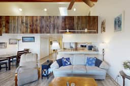 Dog Friendly Waterfront Loft with Seawall and Ocean Views One Block to Harbor - Image 4