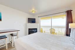 Upper Floor Oceanview Studio Perfect for Couples Free WiFi Dogs Allowed - Image 2