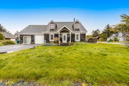2 story home near the beach with private hot tub deck firetable and washer dryer - Image 3