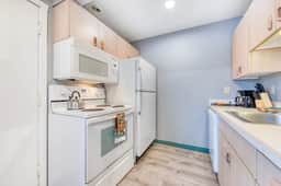 Two Dog Friendly Studios with Full Kitchen and Kitchenette Walk to the Beach - Image 3