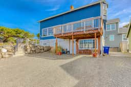 Dog friendly home with ocean views hot tub deck foosball and fireplace - Image 2