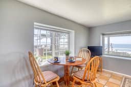 Downstairs Oceanview Hideout with Sweeping Views and Easy Beach Access - Image 3