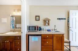 Dog friendly ocean view cabin with fireplace kitchenette deck and beach access - Image 4