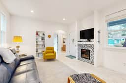 Charming coastal retreat near the beach with smart TV fireplace and games - Image 5