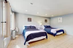 Peaceful Dog Friendly Room with Kitchenette Near the Beach and Downtown - Image 2