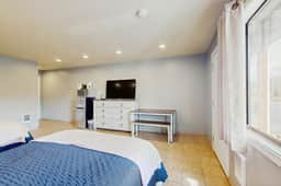 Peaceful Dog Friendly Room with Kitchenette Near the Beach and Downtown - Image 3