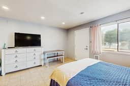 Peaceful Dog Friendly Room with Kitchenette Near the Beach and Downtown - Image 4