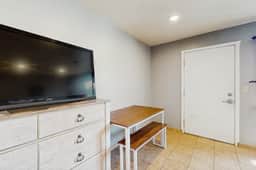 Peaceful Dog Friendly Room with Kitchenette Near the Beach and Downtown - Image 5