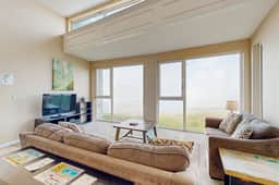 Modern Waterfront Condo Right on the Pacific Ocean Dogs Welcome - Image 4