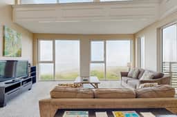 Modern Waterfront Condo Right on the Pacific Ocean Dogs Welcome - Image 5