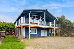 Renovated home near beach access with two kitchens and fireplace dog friendly - Image 4