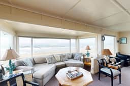 Oceanfront Escape | Million-Dollar Views, Family & Dog Friendly - Image 3