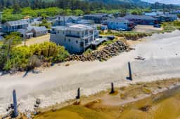 Oceanfront Home with Private Hot Tub and Amazing Beach Views Dogs Welcome - Image 3
