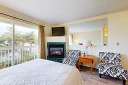 Easy Access Dog Friendly Studio with Ocean Views Short Walk to Beach - Image 4