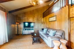 Charming dog friendly getaway with a full kitchen and firepit walk to the beach - Image 4