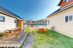 Welcoming dog friendly retreat near beach parks and Lake Lytle - Image 2