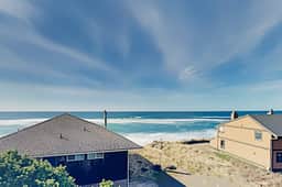 Expansive Beach Retreat 2 Decks and Balcony Corner Lot 50 to Ocean - Image 2