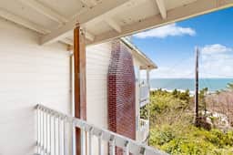 Upper Level Studio WiFi Close to Beach Access Dogs Welcome - Image 2
